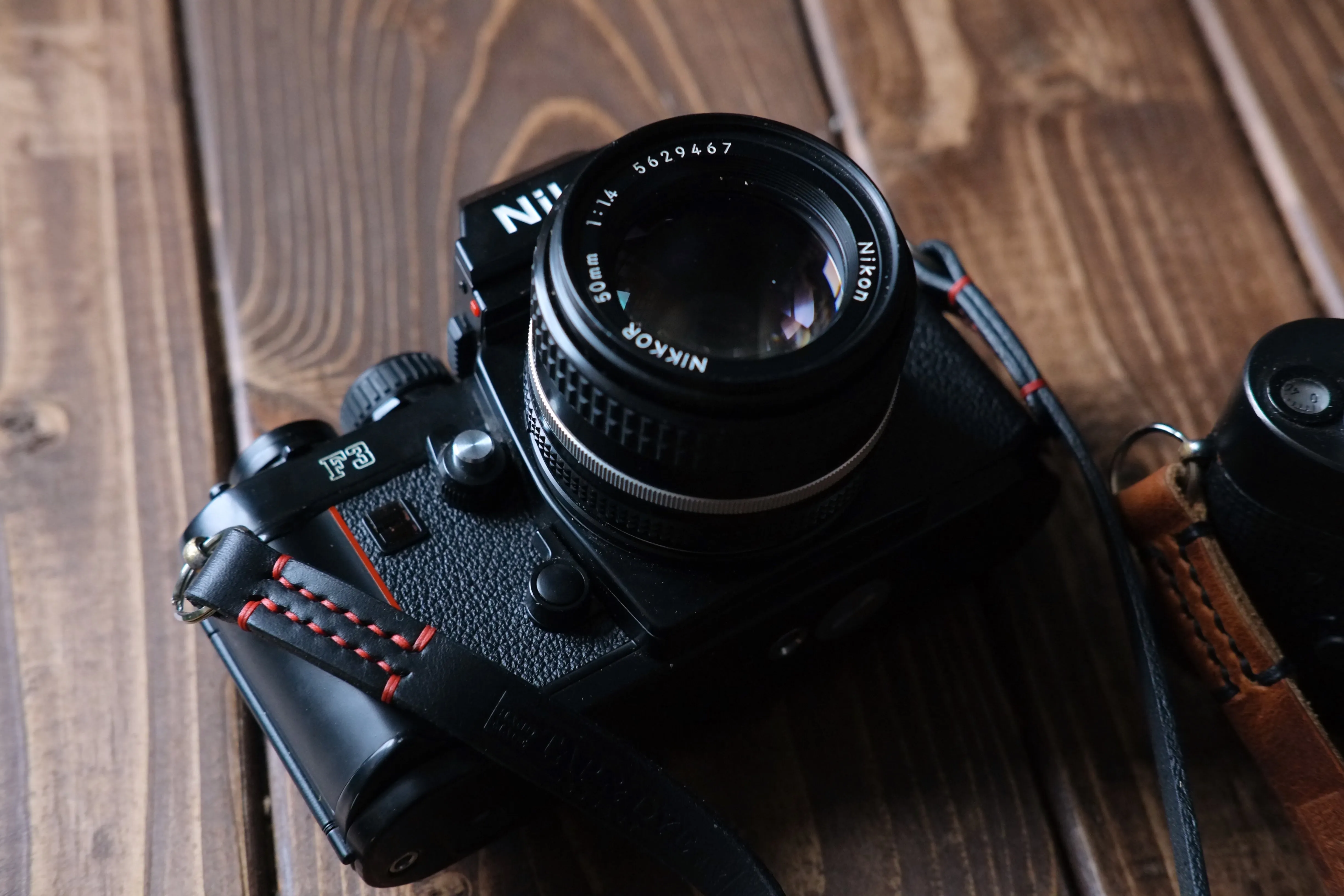 LEGACY slim adjustable camera strap - Nero Bourbon & Black Horween