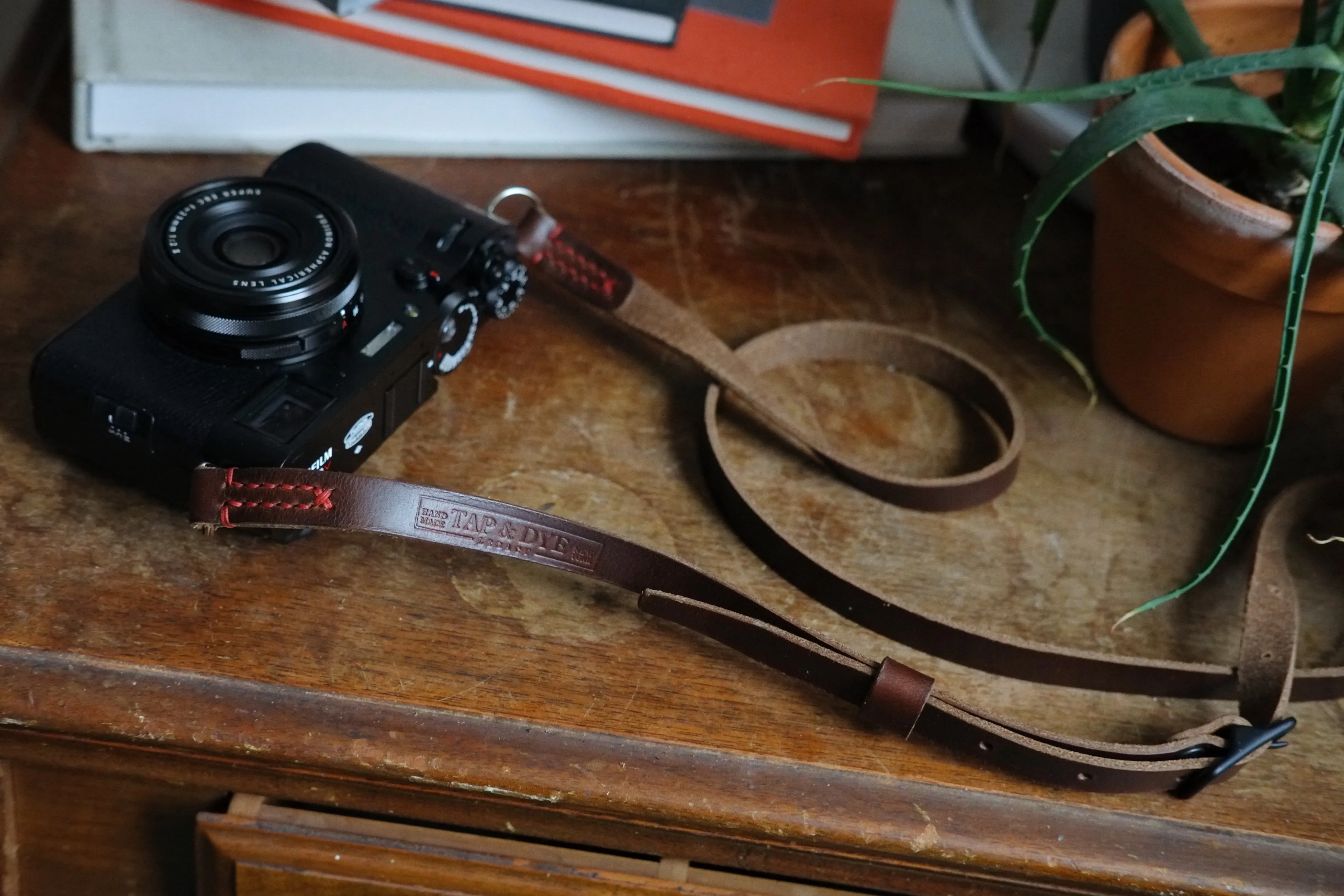 LEGACY slim adjustable camera strap - Nero Bourbon & Black Horween